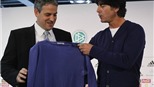 Joachim Loew thu tiền triệu từ “chiếc áo may mắn”